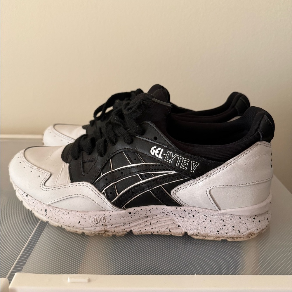 ASICS Women’s Gel-Lyte V Black and White Sneakers Size 8